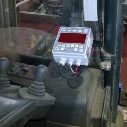 Targoncamérleg, beépített a targonca hidraulikájába, a targonca súlyának mérésére